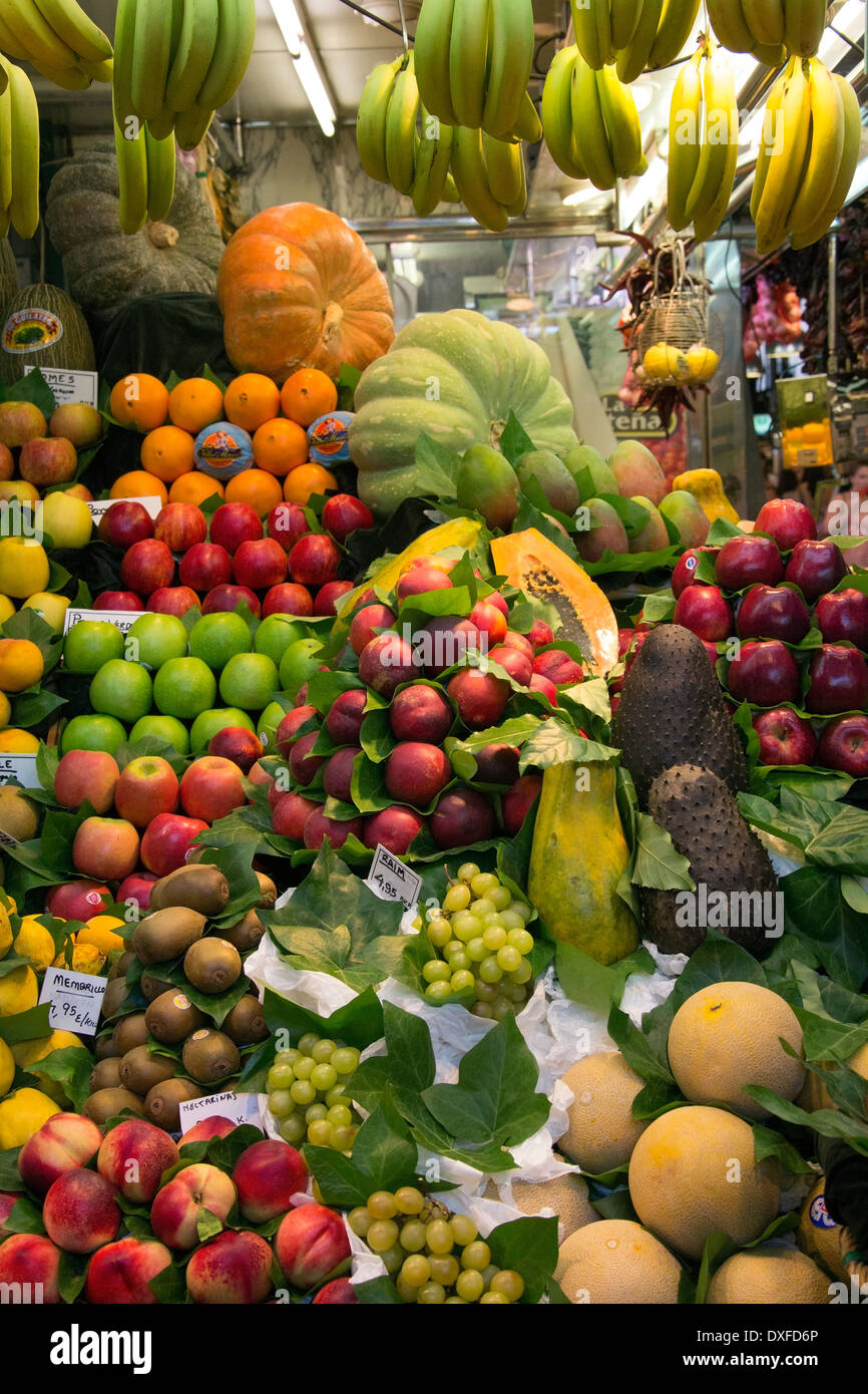 Affichage de la nourriture et des légumes frais sur un stand dans le célèbre marché St-joseph à Barcelone en Espagne. Banque D'Images