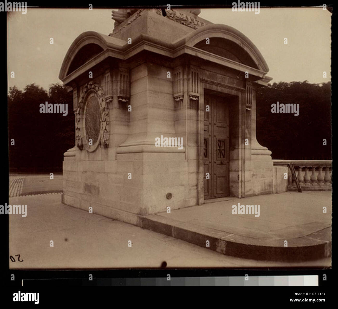Cette photographie historique capture Socle place de la Concorde, une place publique remarquable de Paris, connue pour sa riche importance culturelle et historique. Banque D'Images