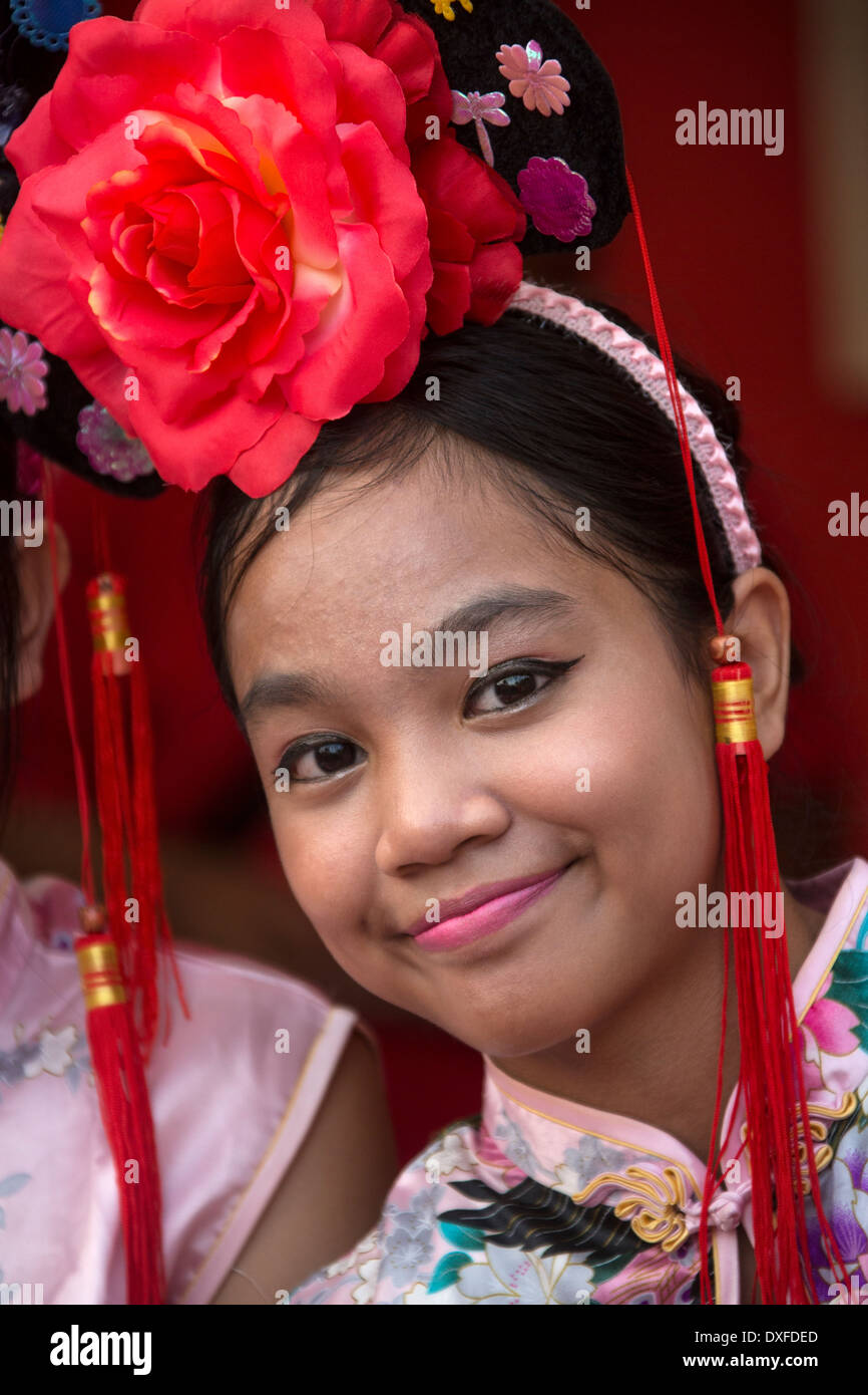 Jeune fille thaïe à la fête du Nouvel An chinois dans le quartier chinois à Bangkok en Thaïlande. Banque D'Images