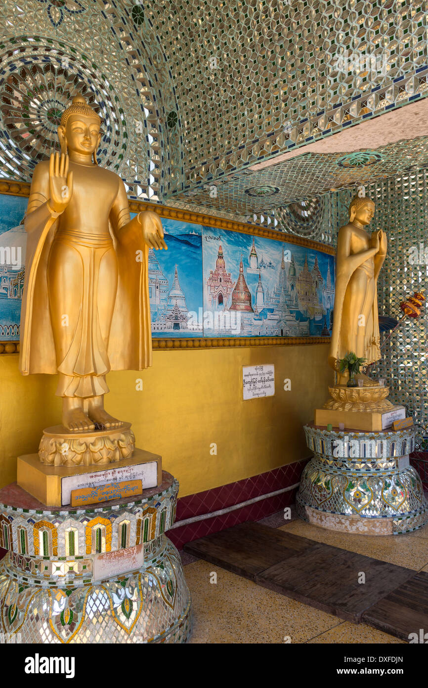 Les statues de Bouddha à l'extérieur de la pagode Kaba Aye Pagoda (la paix dans le monde) à Yangon au Myanmar (Birmanie). Banque D'Images
