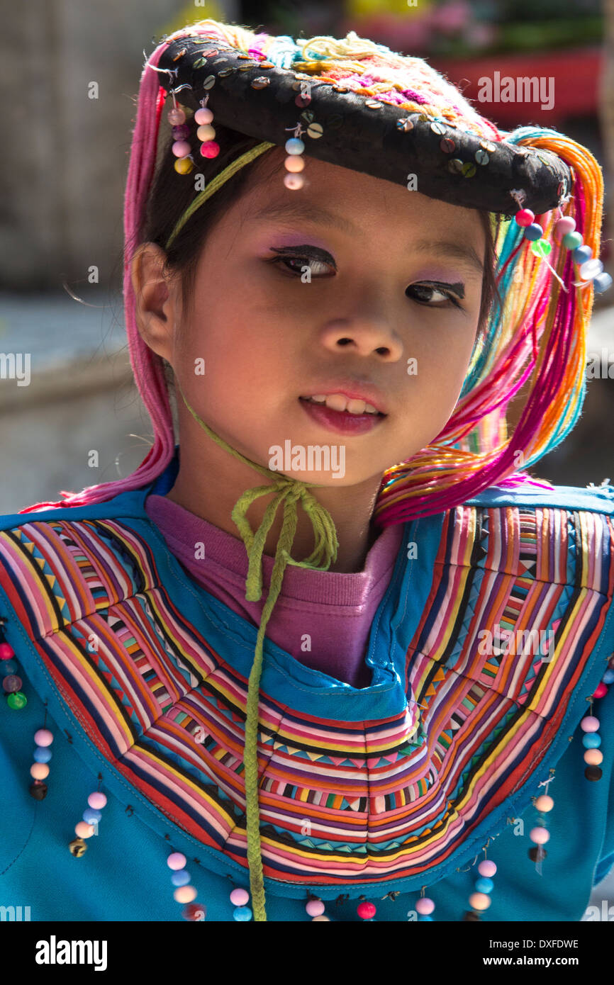Un jeune enfant en costume traditionnel à Doi Suthep temple bouddhiste près de Chiang Mai dans le nord de la Thaïlande. Banque D'Images