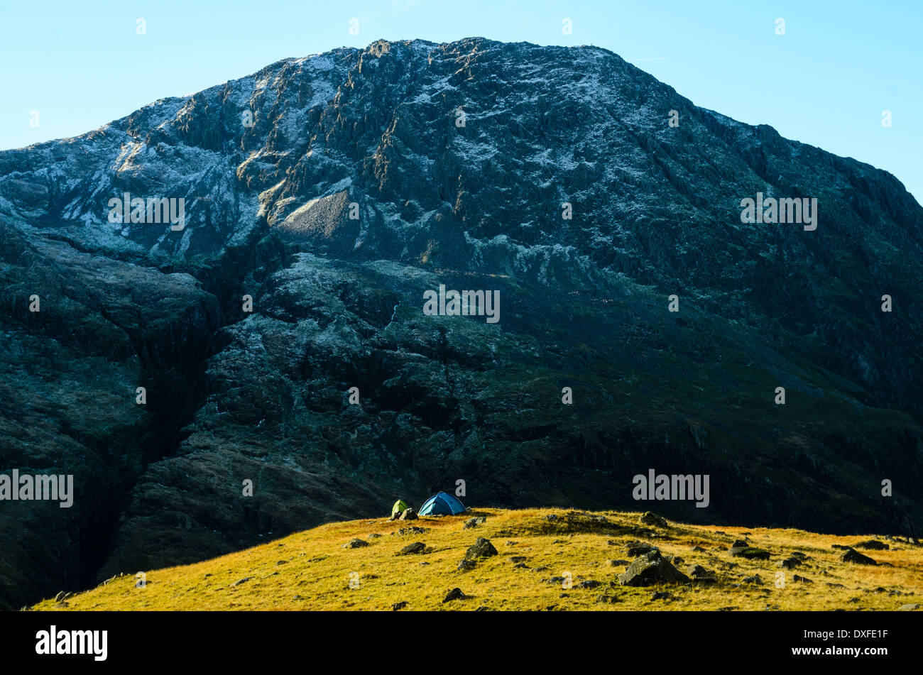 Styhead Lonely tentes près de Tarn avec le pic de Lingmell derrière au cœur du Lake District Banque D'Images