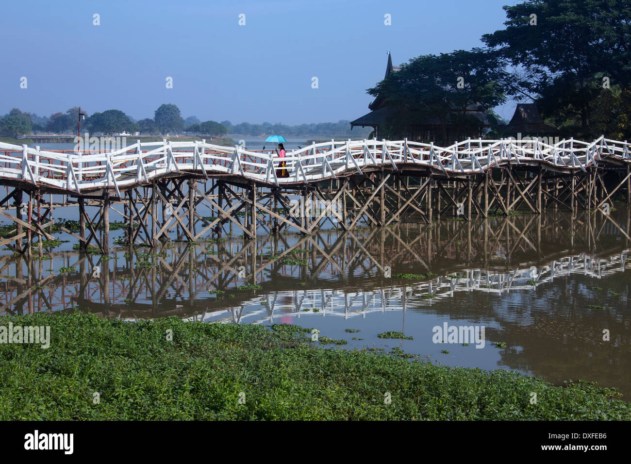 Un pont ondulant au-dessus d'un lac à Monywa dans la Division de Sagaing, du Myanmar (Birmanie). Banque D'Images