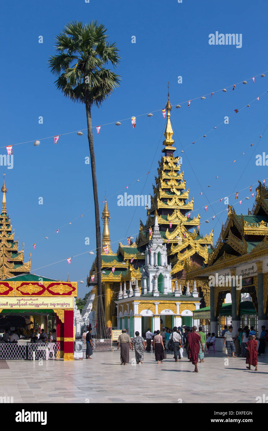 Temples au complexe de la pagode Shwedagon, officiellement intitulé Zedi Shwedagon Daw, dans la ville de Yangon au Myanmar (Birmanie). Banque D'Images