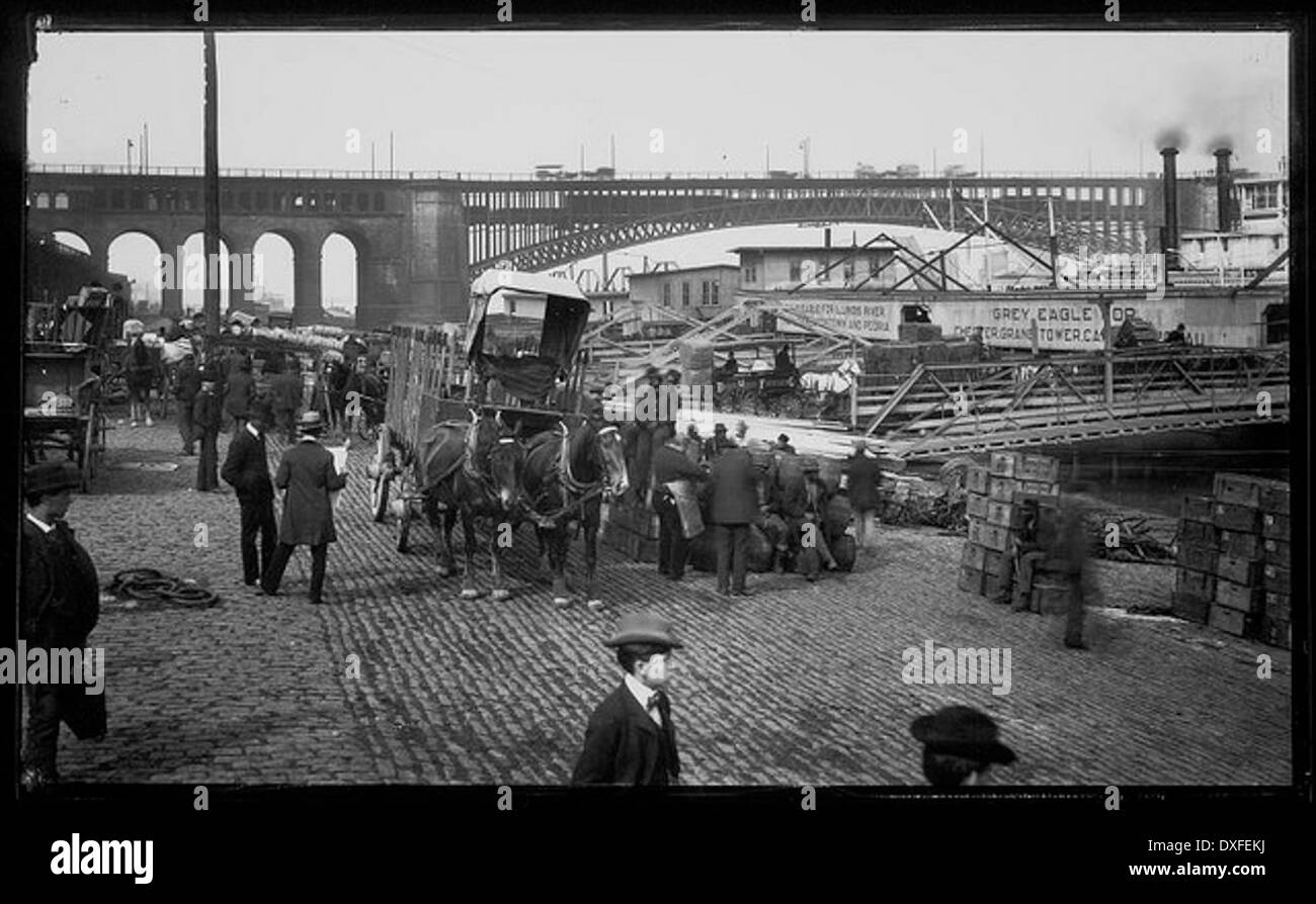 Une photographie vintage d'un quai, offrant un aperçu des temps passés. L'image capture l'activité animée et les structures associées au commerce maritime dans les époques antérieures. Banque D'Images