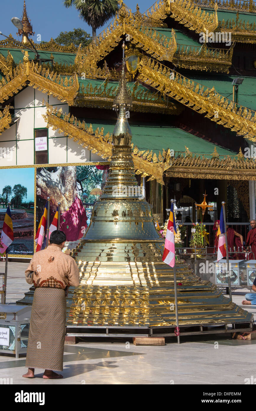Un petit sanctuaire dans le complexe de la pagode Shwedagon, officiellement intitulé Zedi Shwedagon Daw, dans la ville de Yangon au Myanmar (Birmanie). Banque D'Images