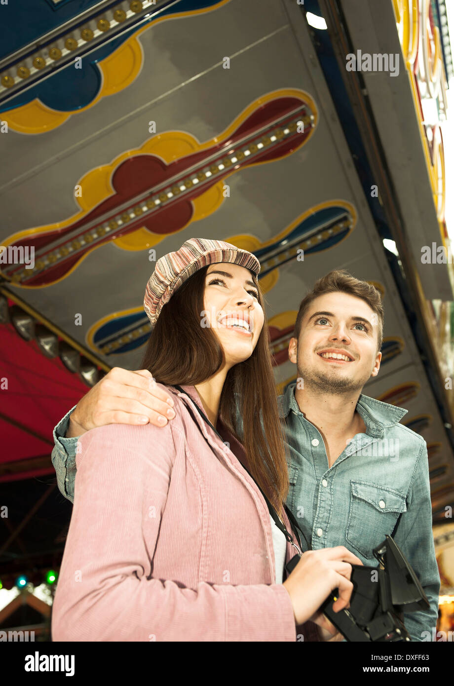 Portrait of Young Couple at Amusement Park, Mannheim, Baden-Wurttermberg, Allemagne Banque D'Images