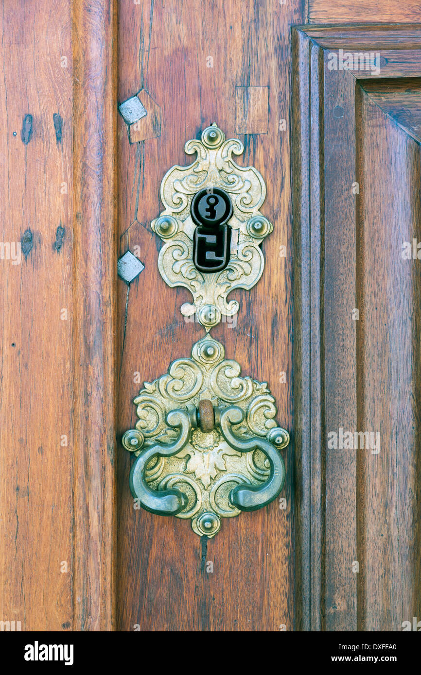 Une ancienne cité médiévale sur une serrure de porte en laiton / or avec un rutsy plaque ouvragée. Banque D'Images