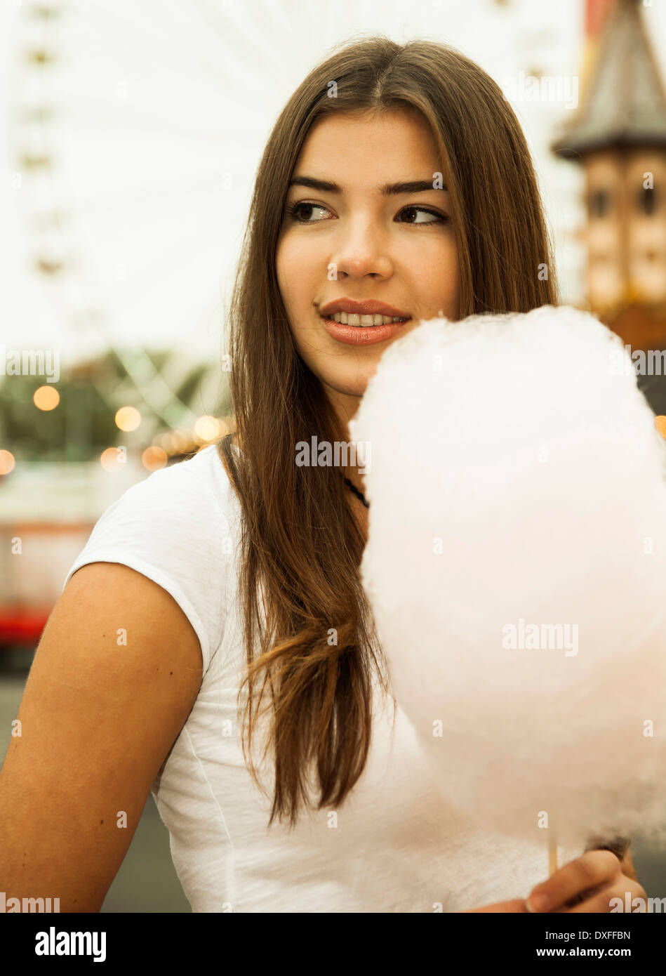 Portrait of Young Woman at Amusement Park, Mannheim, Baden-Wurttermberg, Allemagne Banque D'Images