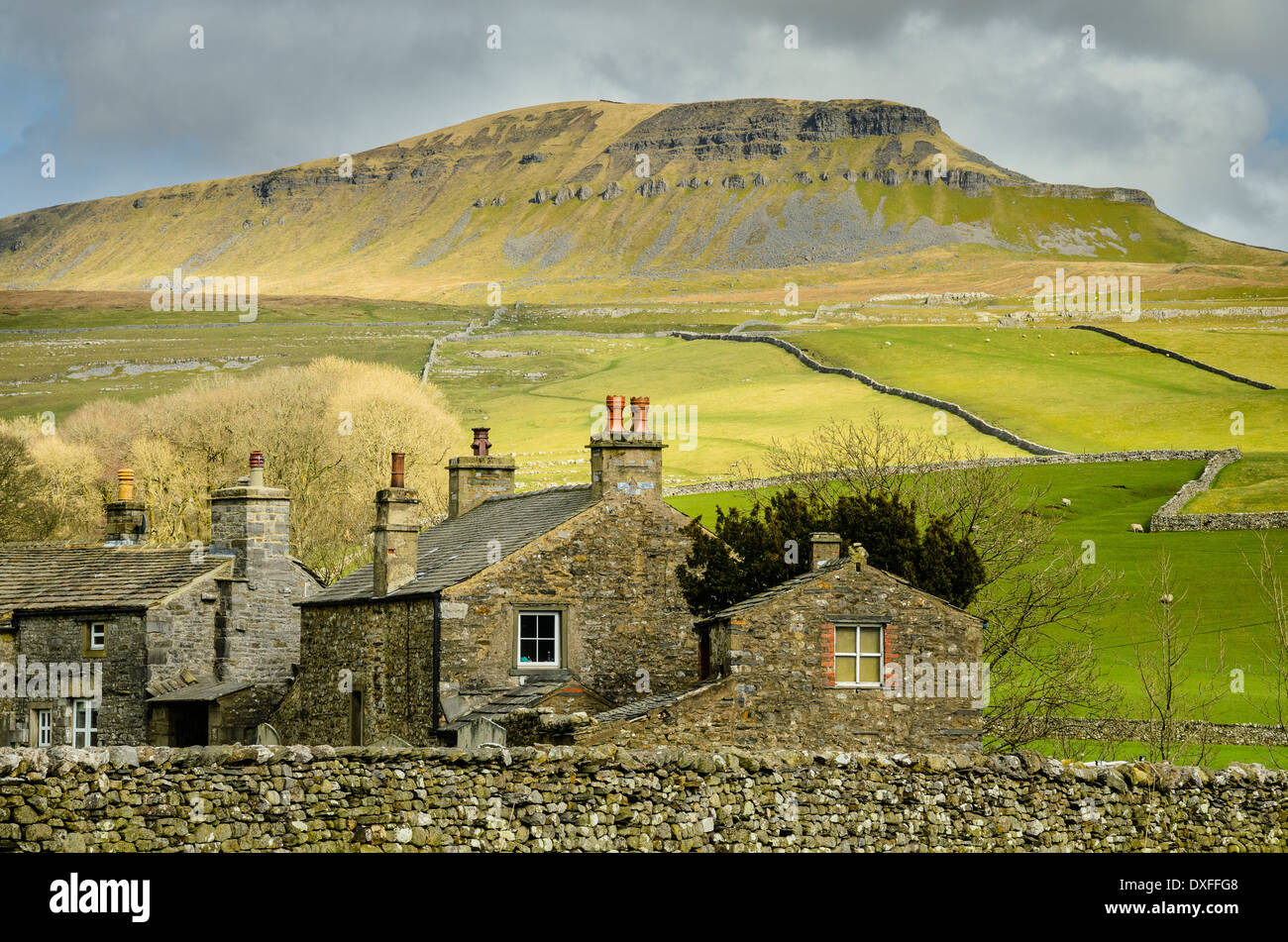 Pen-y-Ghent l'un des trois pics Yorkshire plane sur les maisons à Horton-en-Ribblesdale dans le Yorkshire Dales National Park Banque D'Images