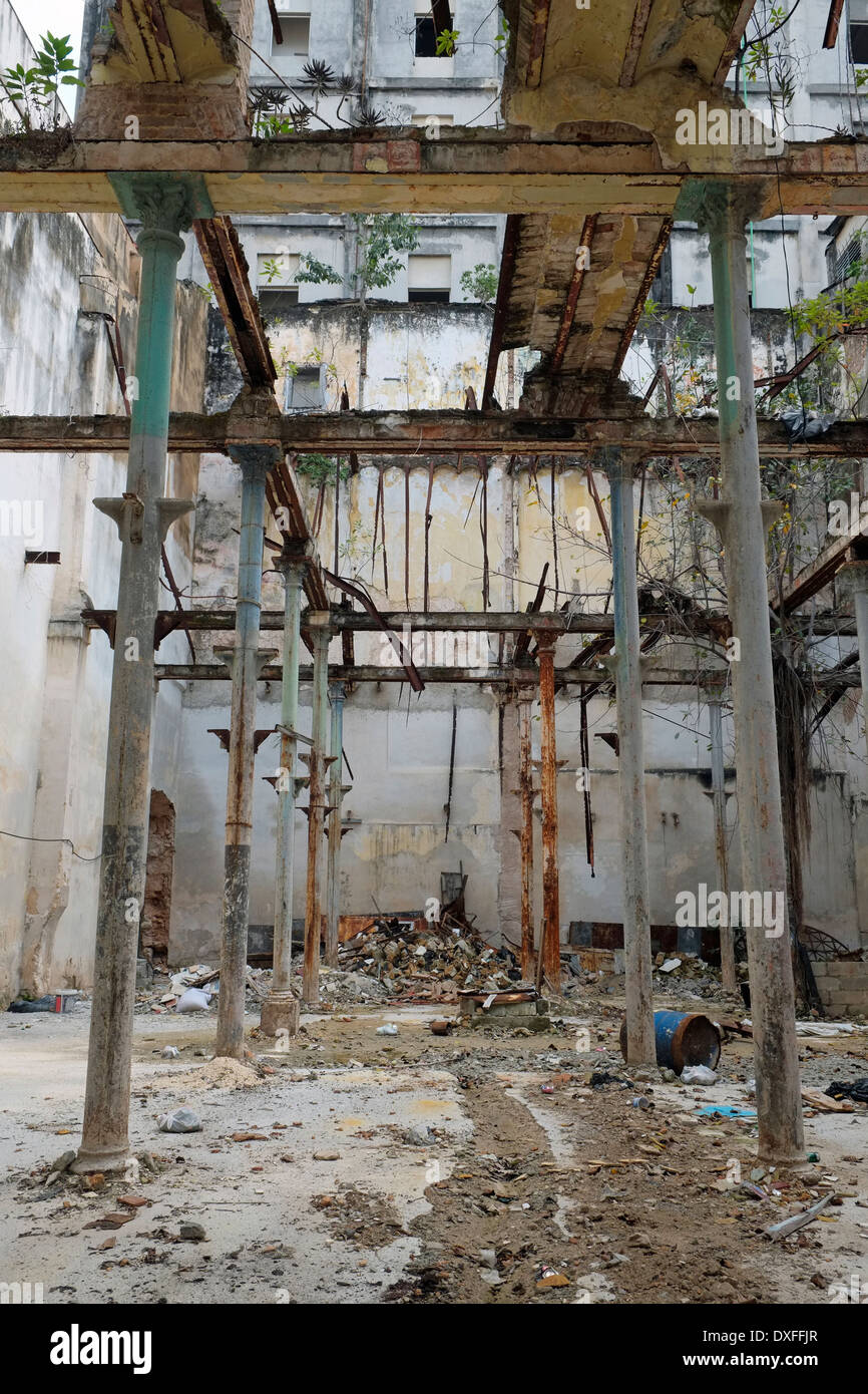 Un bâtiment délabré dans la Vieille Havane, Cuba. Banque D'Images