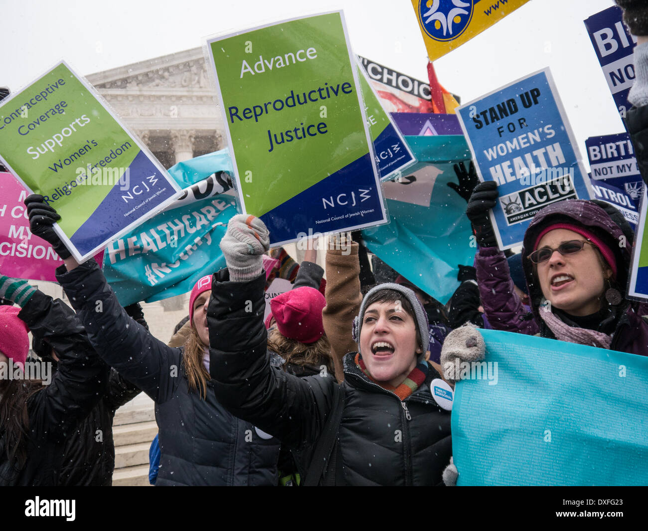 Washington, DC, USA 25 Mars 2014 : Des centaines de femmes ont protesté à la Cour suprême des États-Unis pour exprimer son opposition à l'Hobby Lobby, qui cherche à donner des exemptions pour les croyances religieuses. La cour a entendu les arguments aujourd'hui à cette bataille litigieuses. Credit : Ann peu/Alamy Live News Banque D'Images