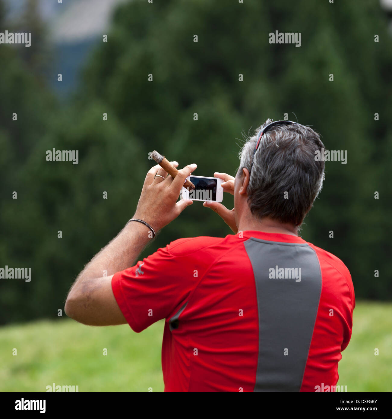 Avec l'iPhone et de cigare photographe Banque D'Images