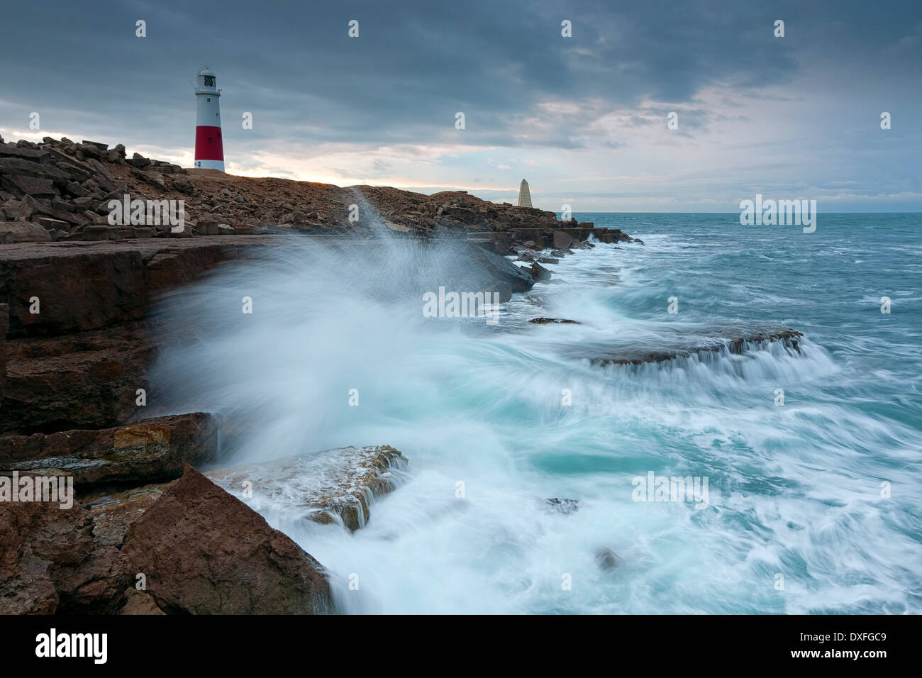 Les vagues déferlent sur les rochers à Portland Bill lighthouse Banque D'Images