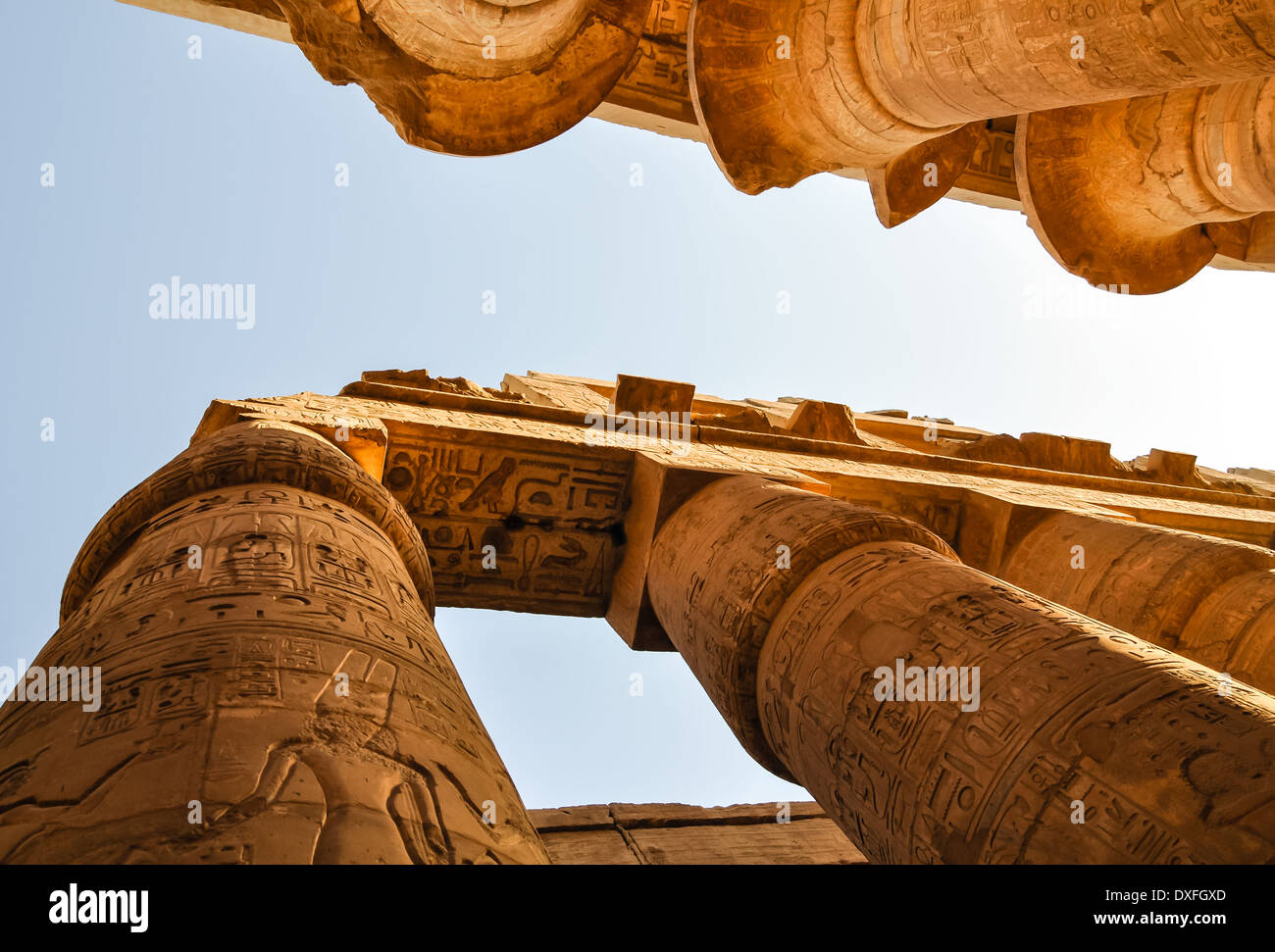 Piliers de pierre au temple de Karnak à Louxor, l'inscription d'hiéroglyphes Banque D'Images