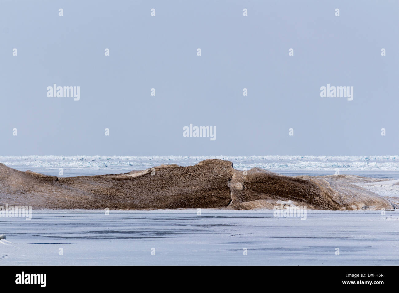 La neige et le sable gelé dérive sur le lac Huron, à Grand Bend, en Ontario Banque D'Images