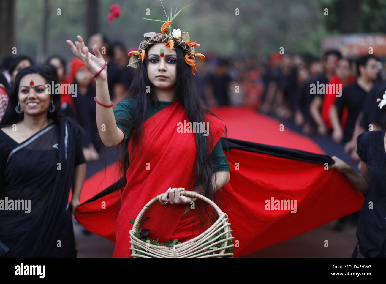 Dhaka, Bangladesh. Mar 25, 2014. Le 25 mars, l'École d'agir et d'Prachyanat Design vous sortir une procession Lal Jatra, d'observer la nuit noire de 25 mars 1971. La marche sera au départ de l'Chhobir Haat à Swadhinata Stambha (verre tour de Monument de l'indépendance) pour se souvenir de leur voyage vers le rouge à Dhaka, 25 mars 2014.Sur cette nuit noire de l'histoire de la nation, les dirigeants militaires pakistanais a lancé '' Opération "projecteur", provoquant la mort de milliers de personnes dans cette nuit de répression seulement. Credit : ZUMA Press, Inc./Alamy Live News Banque D'Images