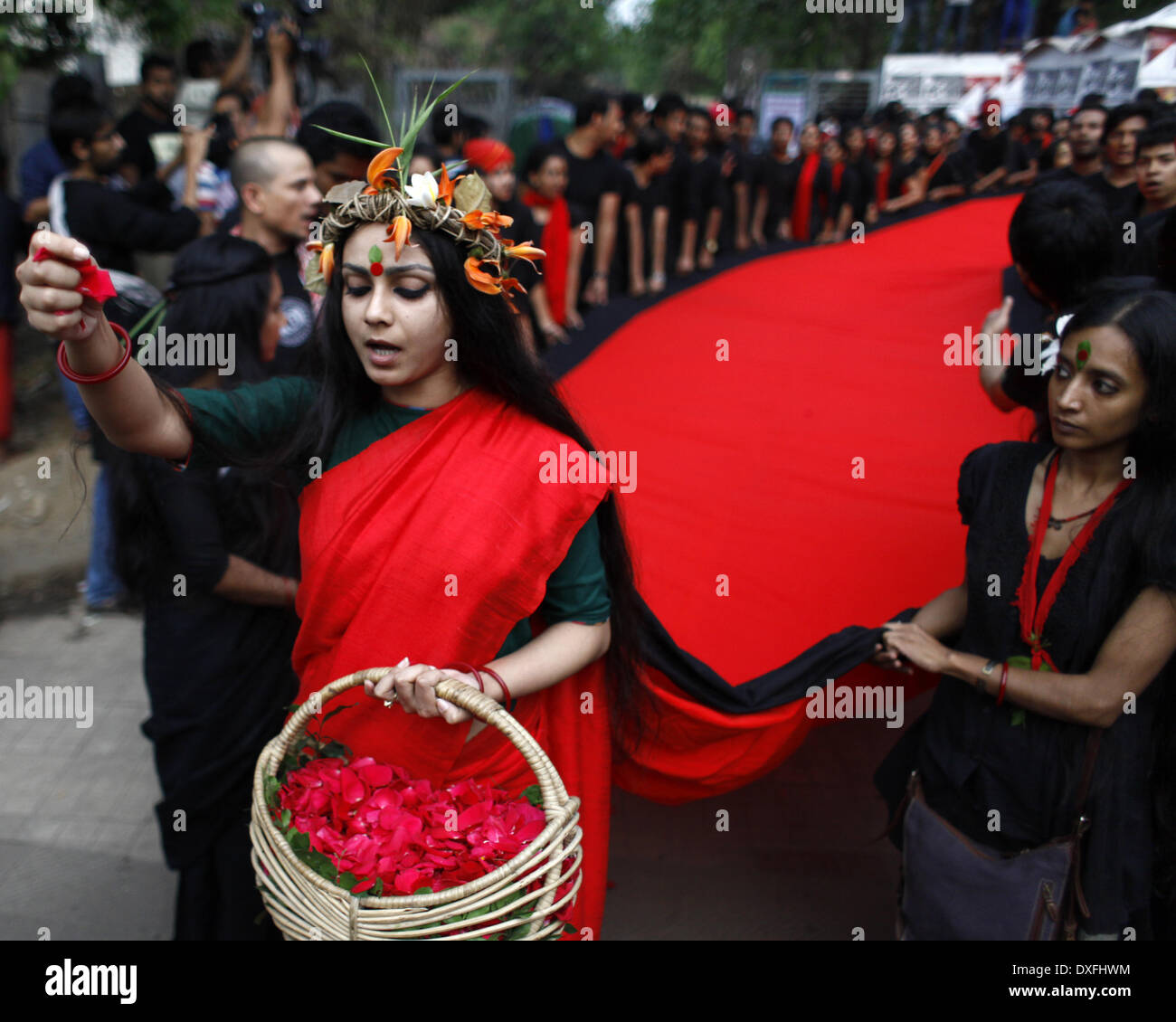 Dhaka, Bangladesh. Mar 25, 2014. Le 25 mars, l'École d'agir et d'Prachyanat Design vous sortir une procession Lal Jatra, d'observer la nuit noire de 25 mars 1971. La marche sera au départ de l'Chhobir Haat à Swadhinata Stambha (verre tour de Monument de l'indépendance) pour se souvenir de leur voyage vers le rouge à Dhaka, 25 mars 2014.Sur cette nuit noire de l'histoire de la nation, les dirigeants militaires pakistanais a lancé '' Opération "projecteur", provoquant la mort de milliers de personnes dans cette nuit de répression seulement. Credit : ZUMA Press, Inc./Alamy Live News Banque D'Images