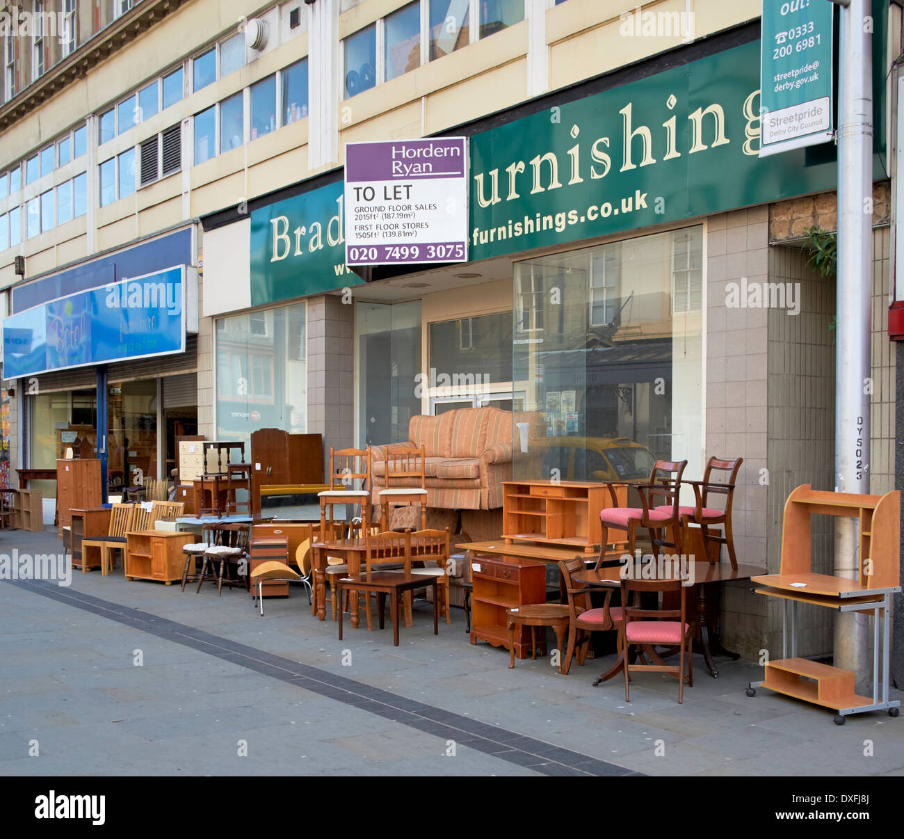 Meubles de seconde main utilisés en vente sur un UK high street Banque D'Images