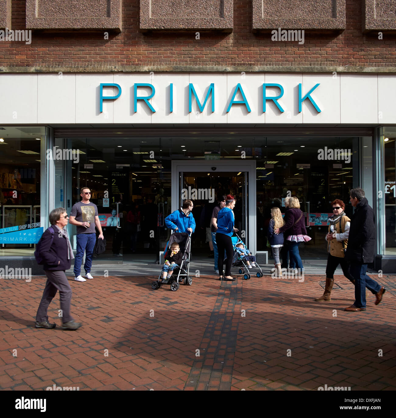 Les gens de l'extérieur Primark Derby England uk Banque D'Images