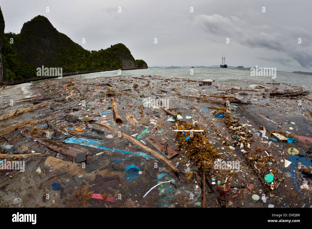 Les déchets en plastique se lave à terre, Raja Ampat, Papouasie occidentale, en Indonésie Banque D'Images