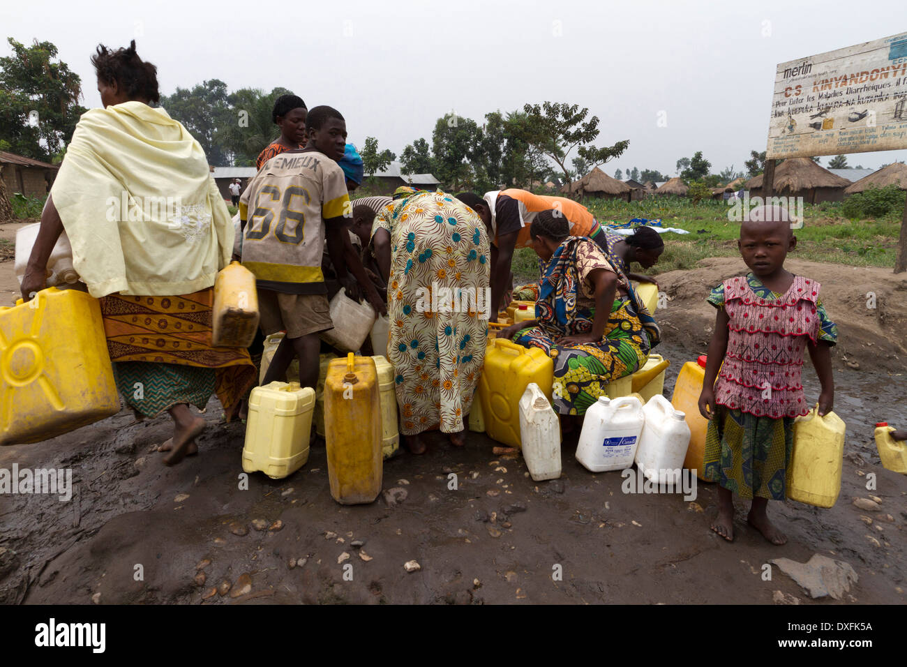 Les villageois tirent l'eau à Kinyandonyi, Rutshuru, Nord Kiwu ,RDC,République démocratique du Congo. Banque D'Images