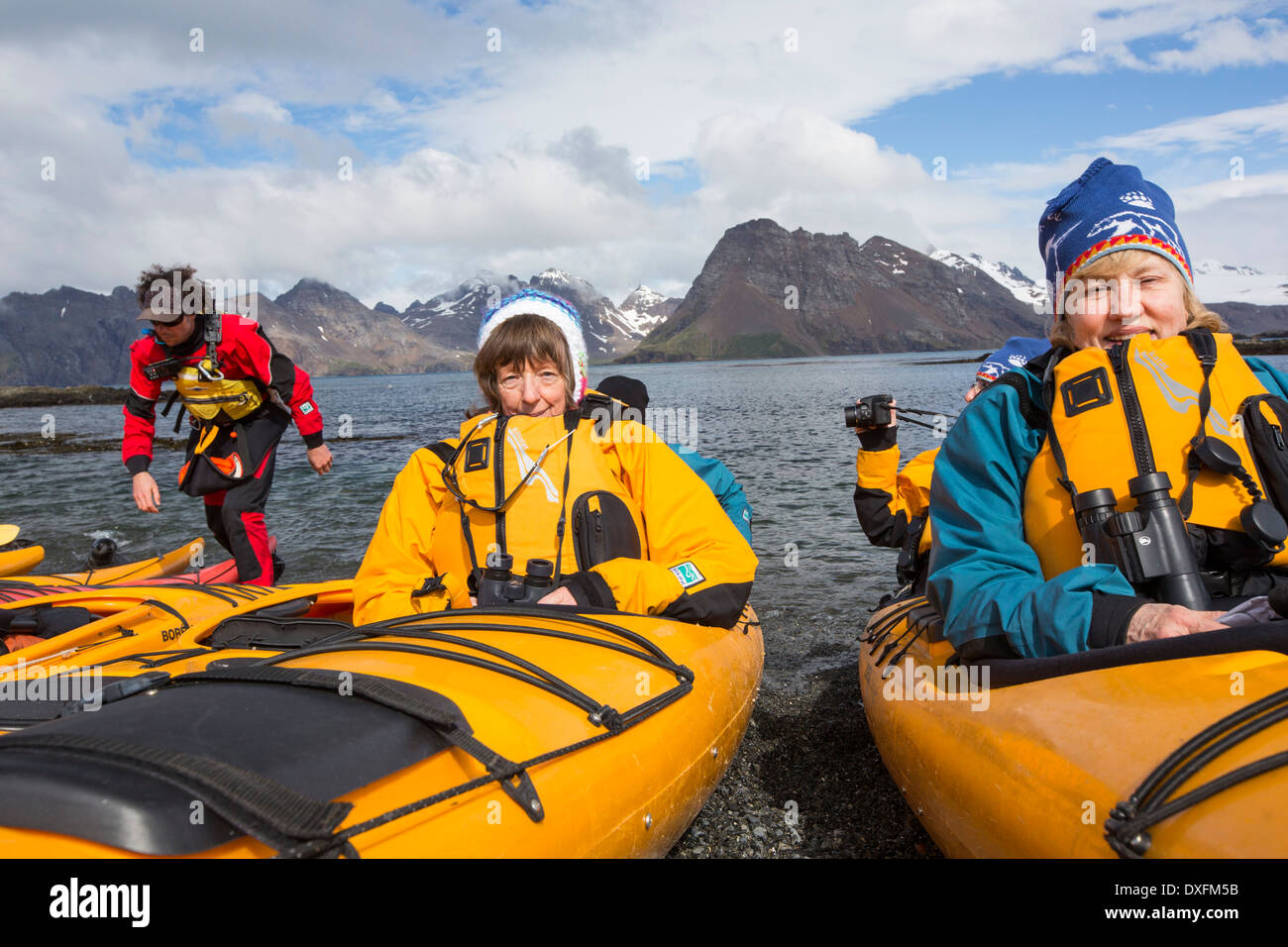 Les femmes mûres en kayak de mer sur l'île de prion, la Géorgie du Sud, partie d'une croisière antarctique. Banque D'Images