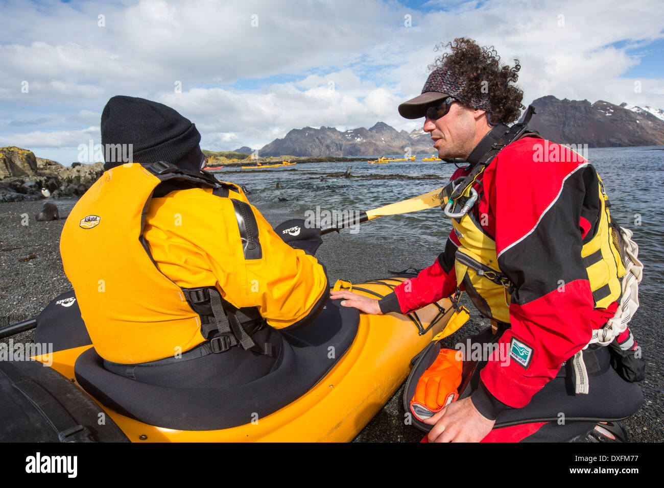 Les touristes en kayak de mer sur l'île de prion, la Géorgie du Sud, partie d'une croisière antarctique. Banque D'Images