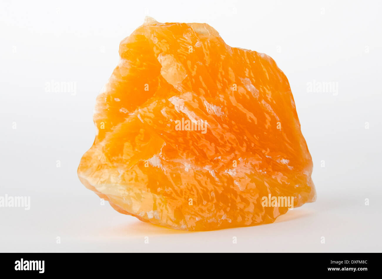 Calcite orange et jaune, trouvé au Mexique sur fond blanc - un carbonate minéral et polymorphe du carbonate de calcium, CaCO3. Banque D'Images