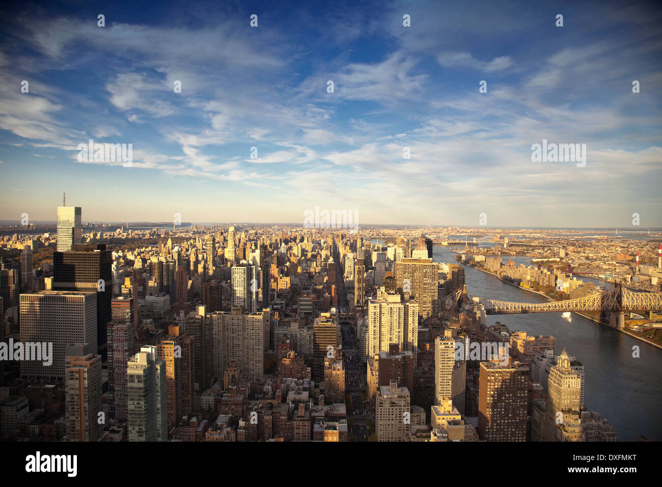 View of Manhattan à Mid-Town avec East River et Queensboro Bridge au coucher du soleil. Banque D'Images