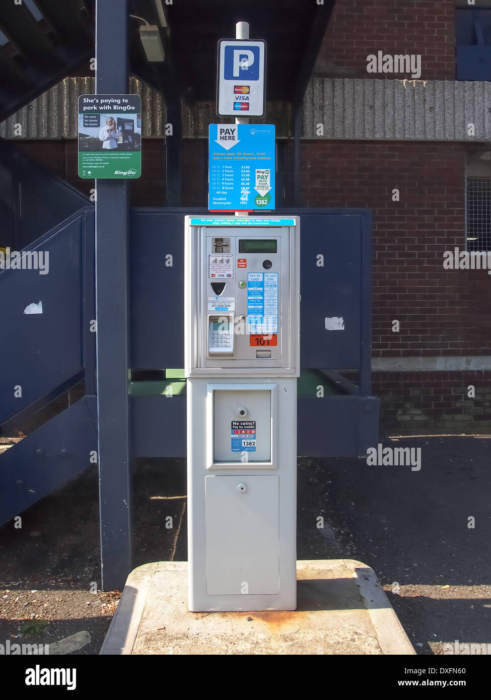 Payer et Afficher un ticket de parking automatique dans la ville de Portsmouth, Angleterre Banque D'Images