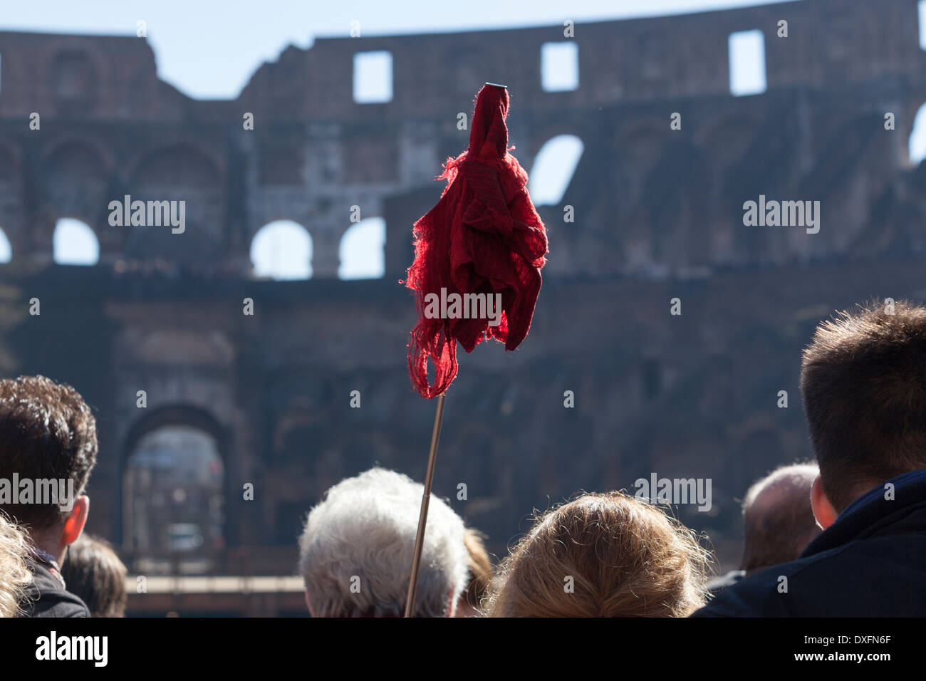 Guide touristique avec signal rouge dans le Colisée à Rome Banque D'Images