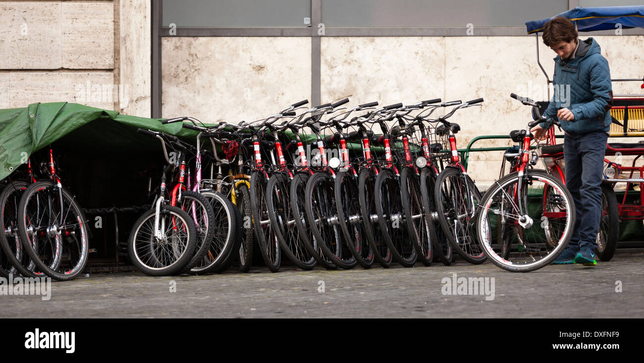 Vélos à louer à Roma, Italie Banque D'Images