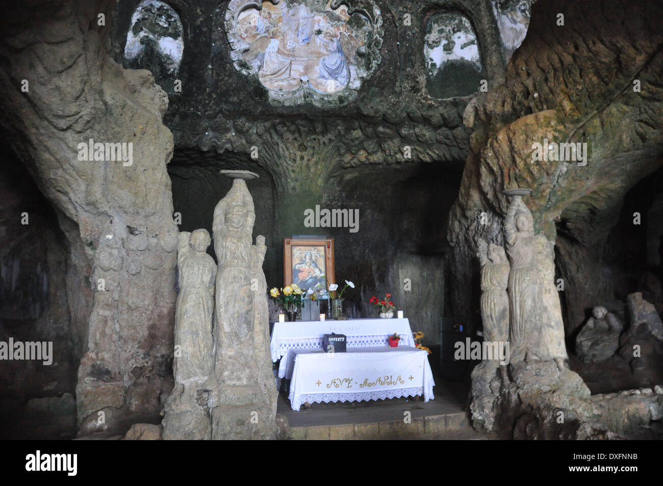 La Chiesetta di, une église de Piedigrotta situé dans une grotte entièrement sculpté en pierre de tuffeau, juste au nord de Pizzo, la Calabre. Banque D'Images
