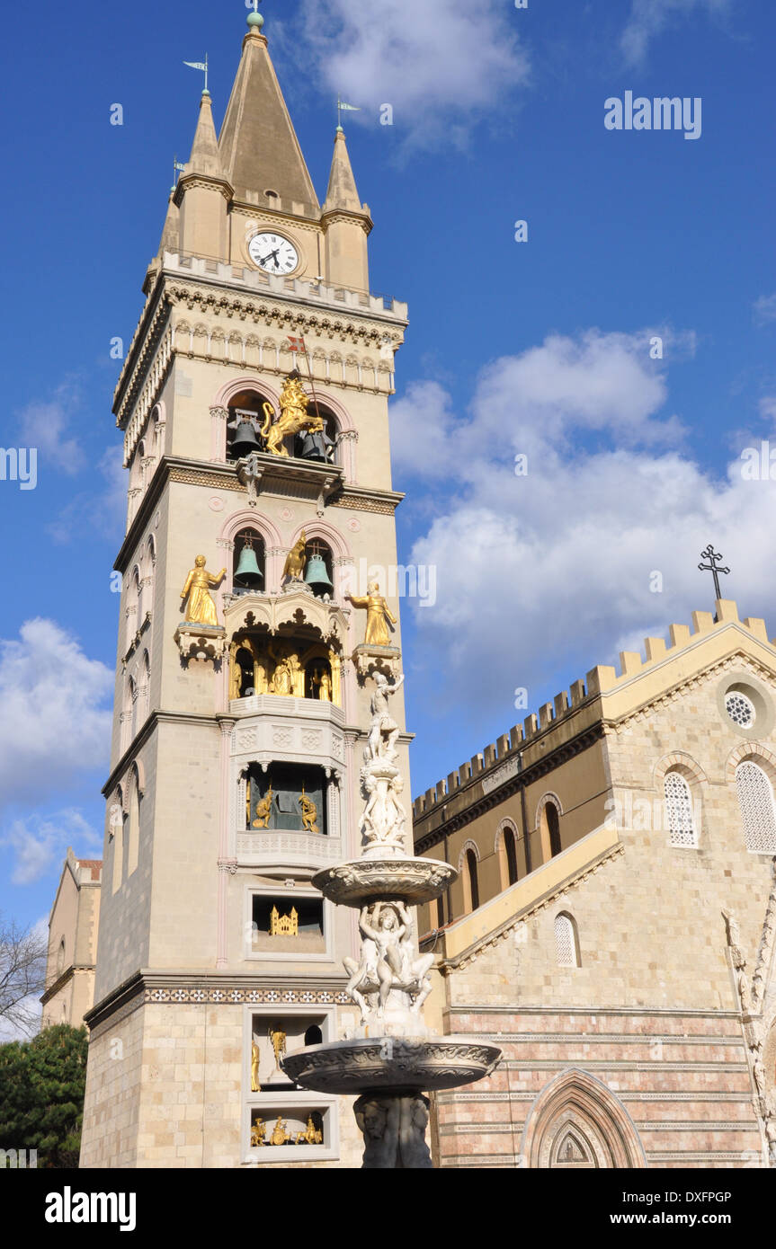 Clocher de la cathédrale de Messine, Duomo di Messina, Sicile, en Italie. Banque D'Images
