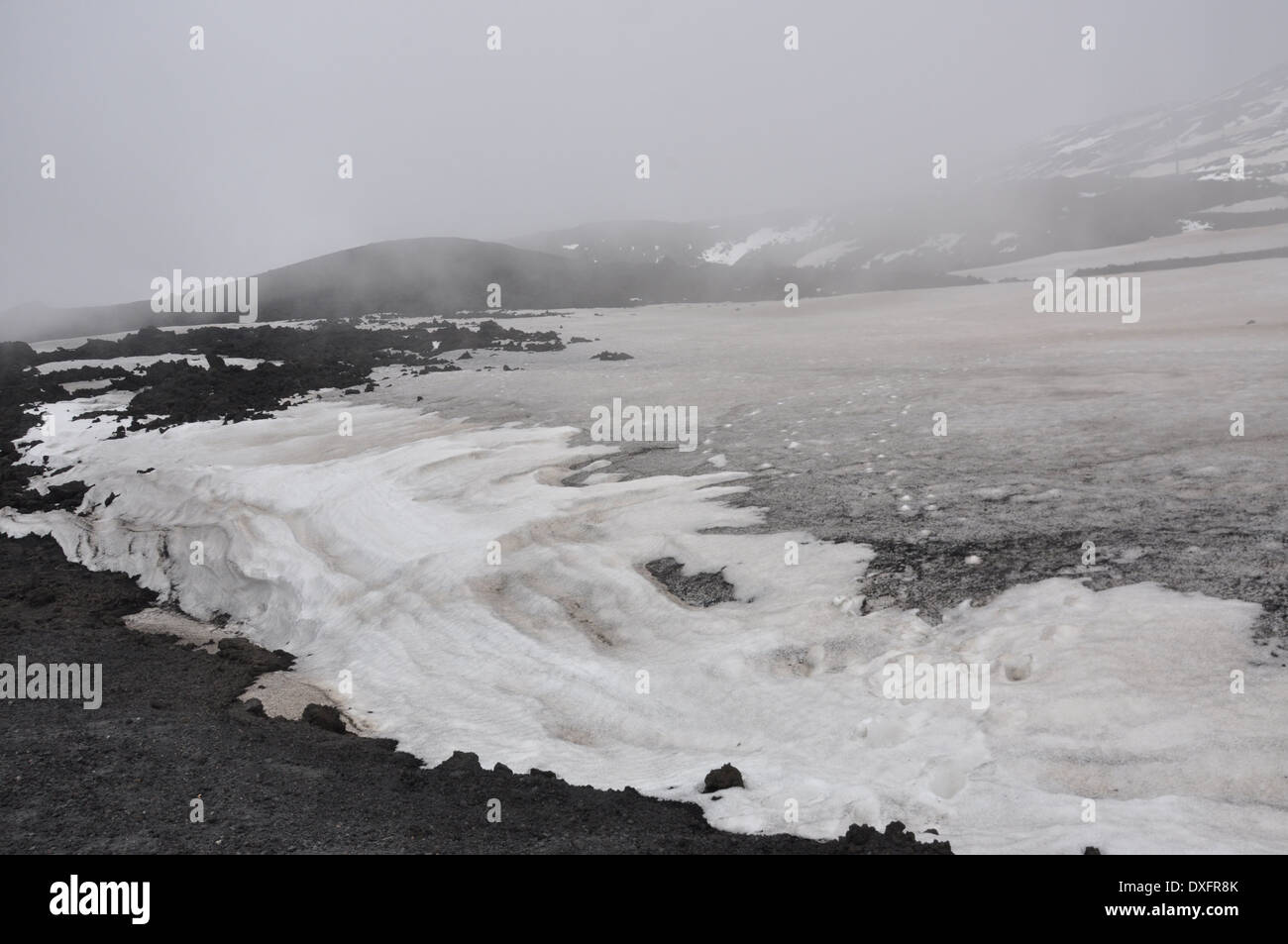 De lave couvertes de neige sur les pentes de l'Etna, Catane, Sicile. Banque D'Images