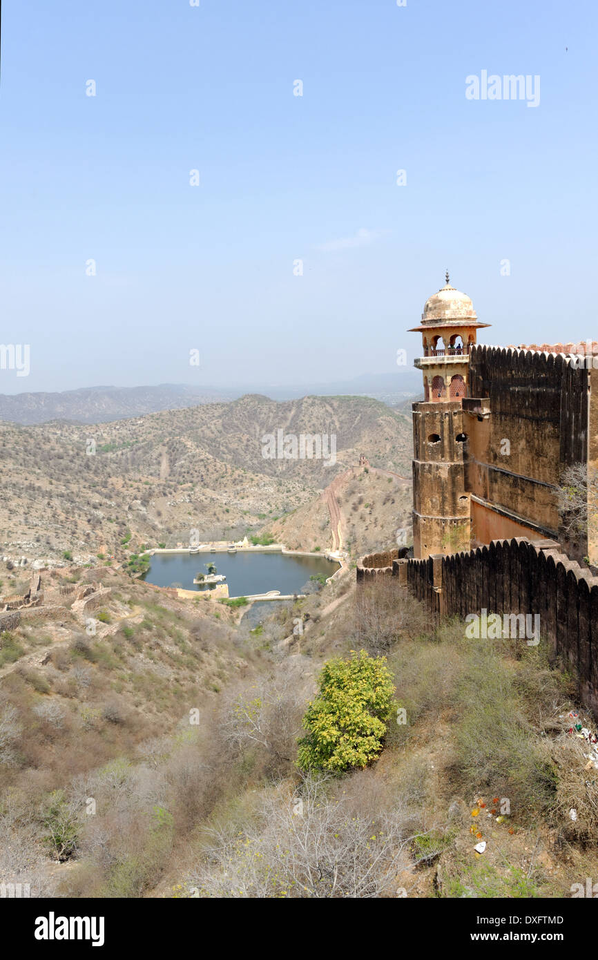 Fort Nahargarh se dresse sur le bord de Les collines Aravalli, surplombant la ville rose de Jaipur dans l'état indien du Rajasthan. Banque D'Images