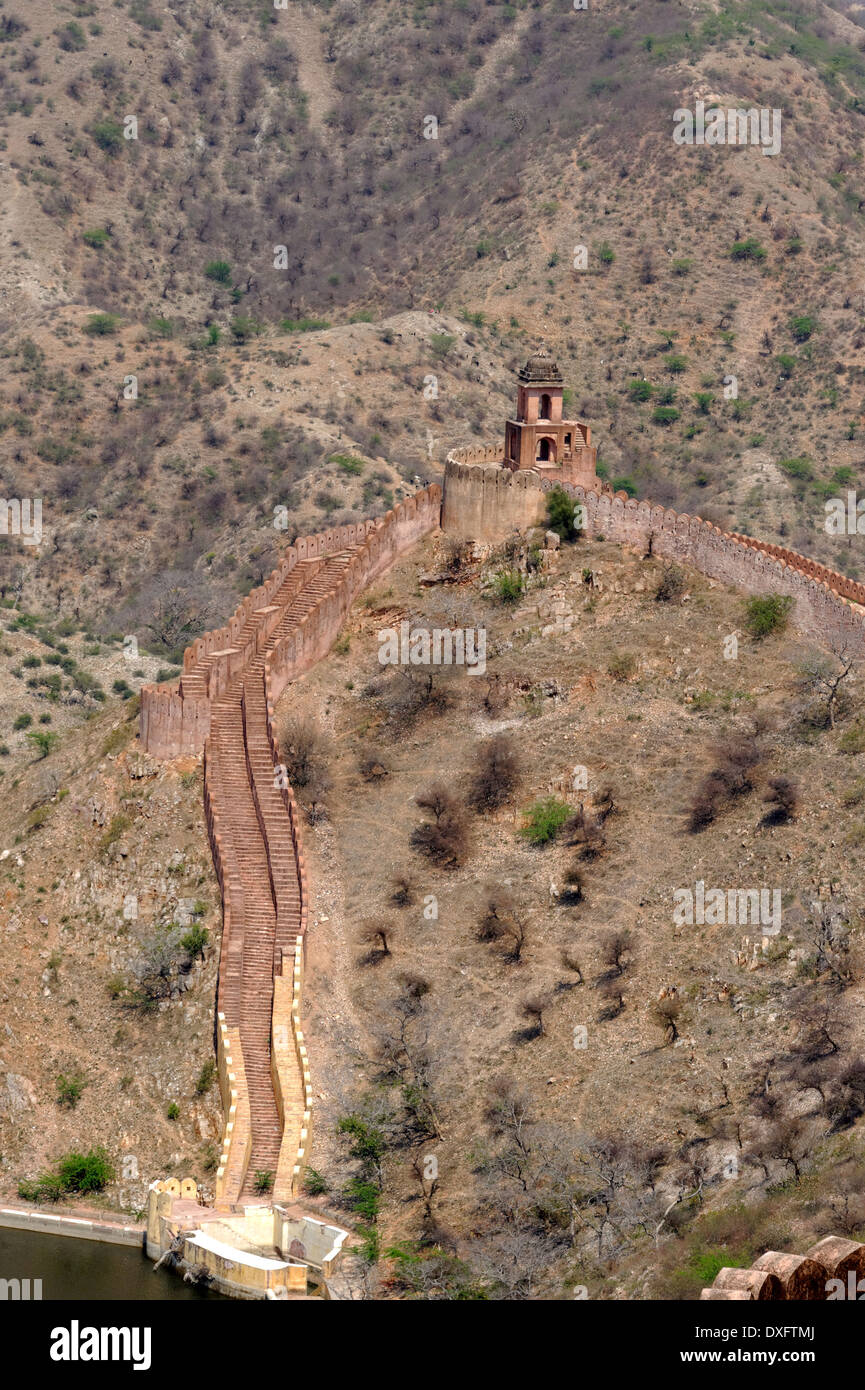 Fort Nahargarh se dresse sur le bord de Les collines Aravalli, surplombant la ville rose de Jaipur dans l'état indien du Rajasthan. Banque D'Images