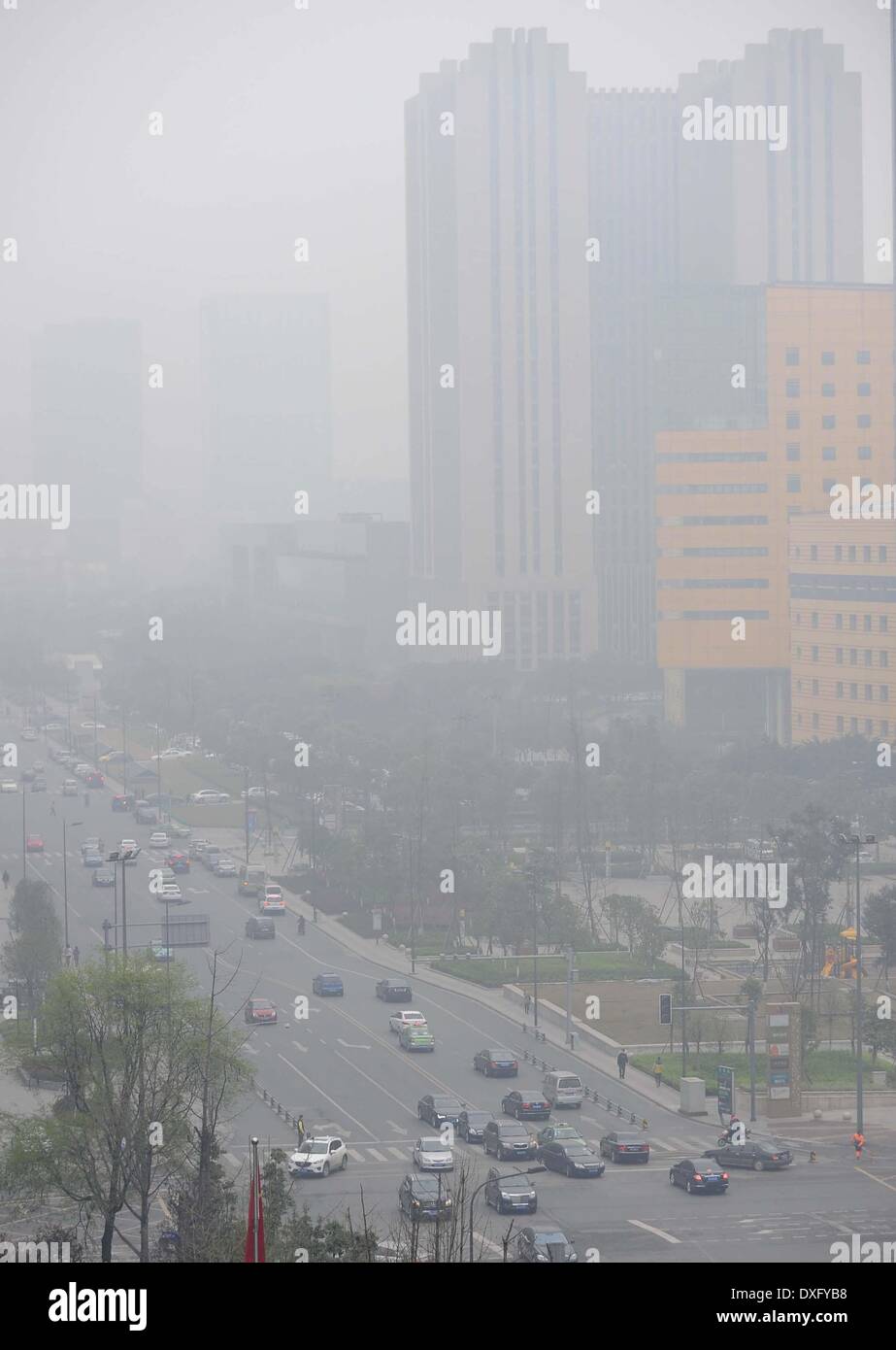 Chengdu, province chinoise du Sichuan. Mar 26, 2014. Motorcars courir sur une route dans le brouillard et de smog dans le sud-ouest de Chengdu, capitale de la province chinoise du Sichuan, le 26 mars 2014. L'indice de qualité de l'air (IQA) atteint 249 Mercredi, indiquant une pollution de l'air. © Xue Yubin/Xinhua/Alamy Live News Banque D'Images