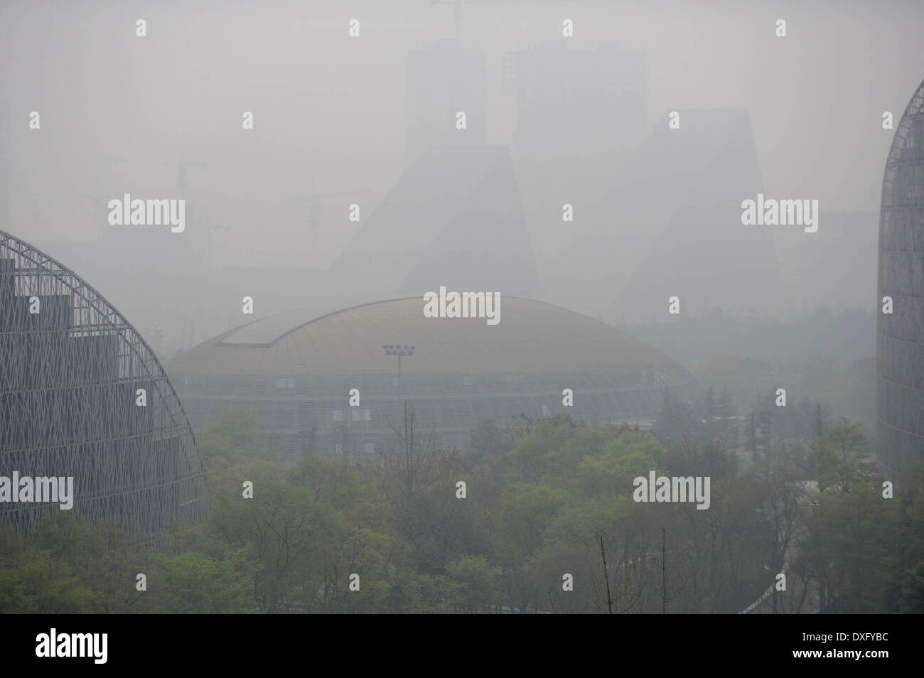 Chengdu, province chinoise du Sichuan. Mar 26, 2014. Les bâtiments sont vus dans le brouillard et de smog dans le sud-ouest de Chengdu, capitale de la province chinoise du Sichuan, le 26 mars 2014. L'indice de qualité de l'air (IQA) atteint 249 Mercredi, indiquant une pollution de l'air. © Xue Yubin/Xinhua/Alamy Live News Banque D'Images