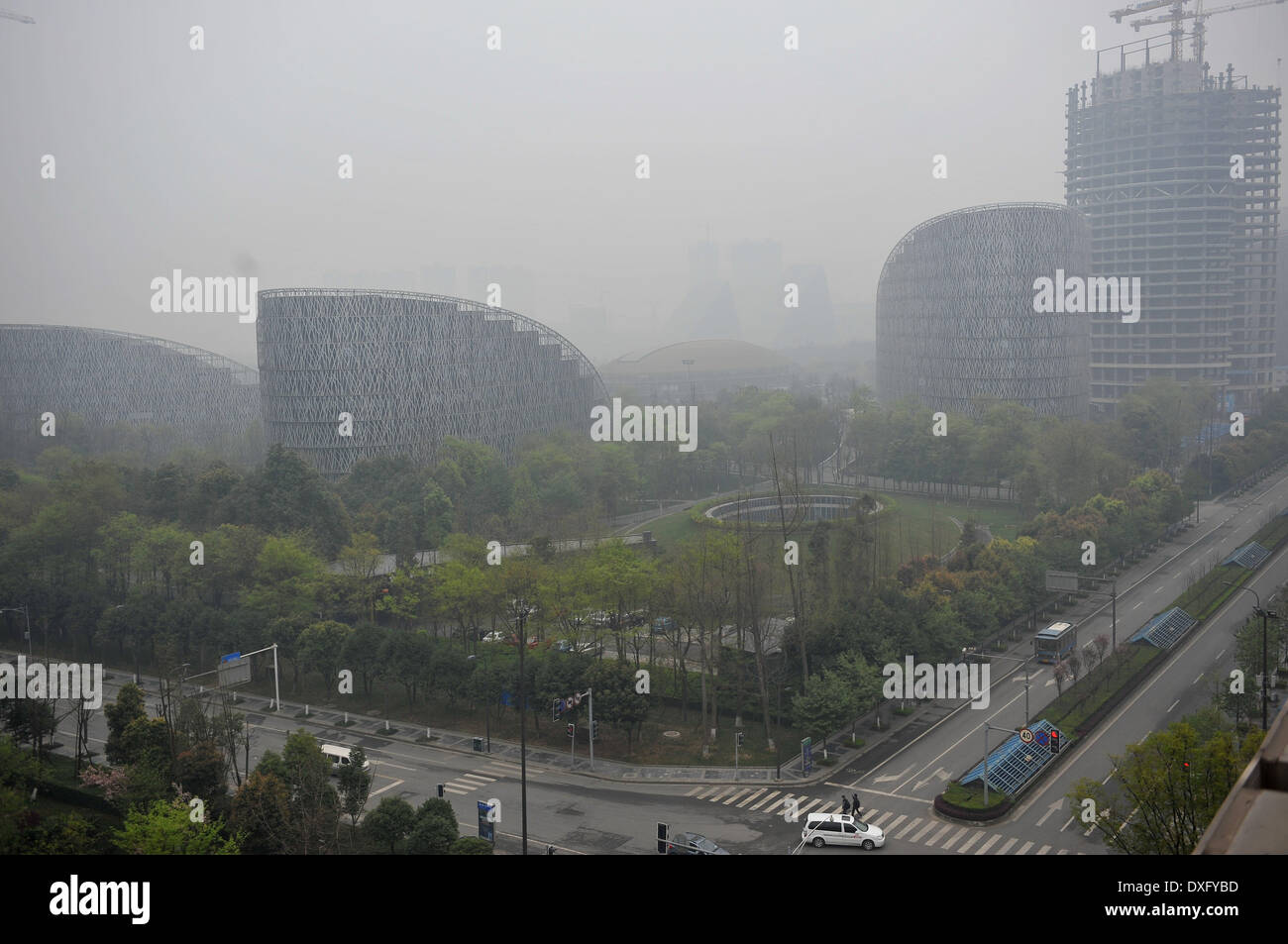 Chengdu, province chinoise du Sichuan. Mar 26, 2014. Les bâtiments sont vus dans le brouillard et de smog dans le sud-ouest de Chengdu, capitale de la province chinoise du Sichuan, le 26 mars 2014. L'indice de qualité de l'air (IQA) atteint 249 Mercredi, indiquant une pollution de l'air. © Xue Yubin/Xinhua/Alamy Live News Banque D'Images