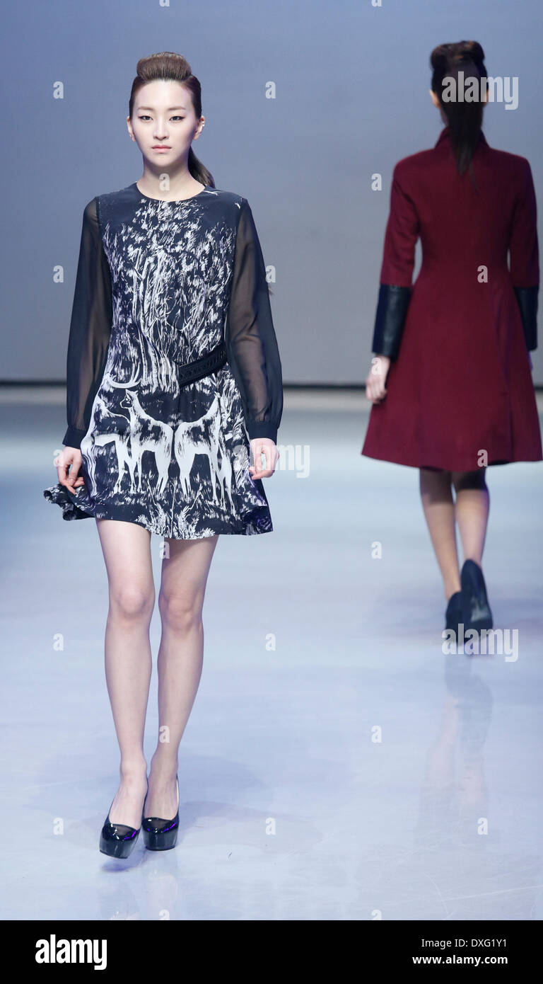 Séoul, Corée du Sud. 26 mars 2014. Présenter les modèles creations par créateur Jaison Couture au cours de la Collection de la Séoul 2014 F/W Seoul Fashion Week, Séoul, Corée du Sud, le mercredi 26 mars 2014. Credit : Jaewon Lee/Alamy Live News Banque D'Images