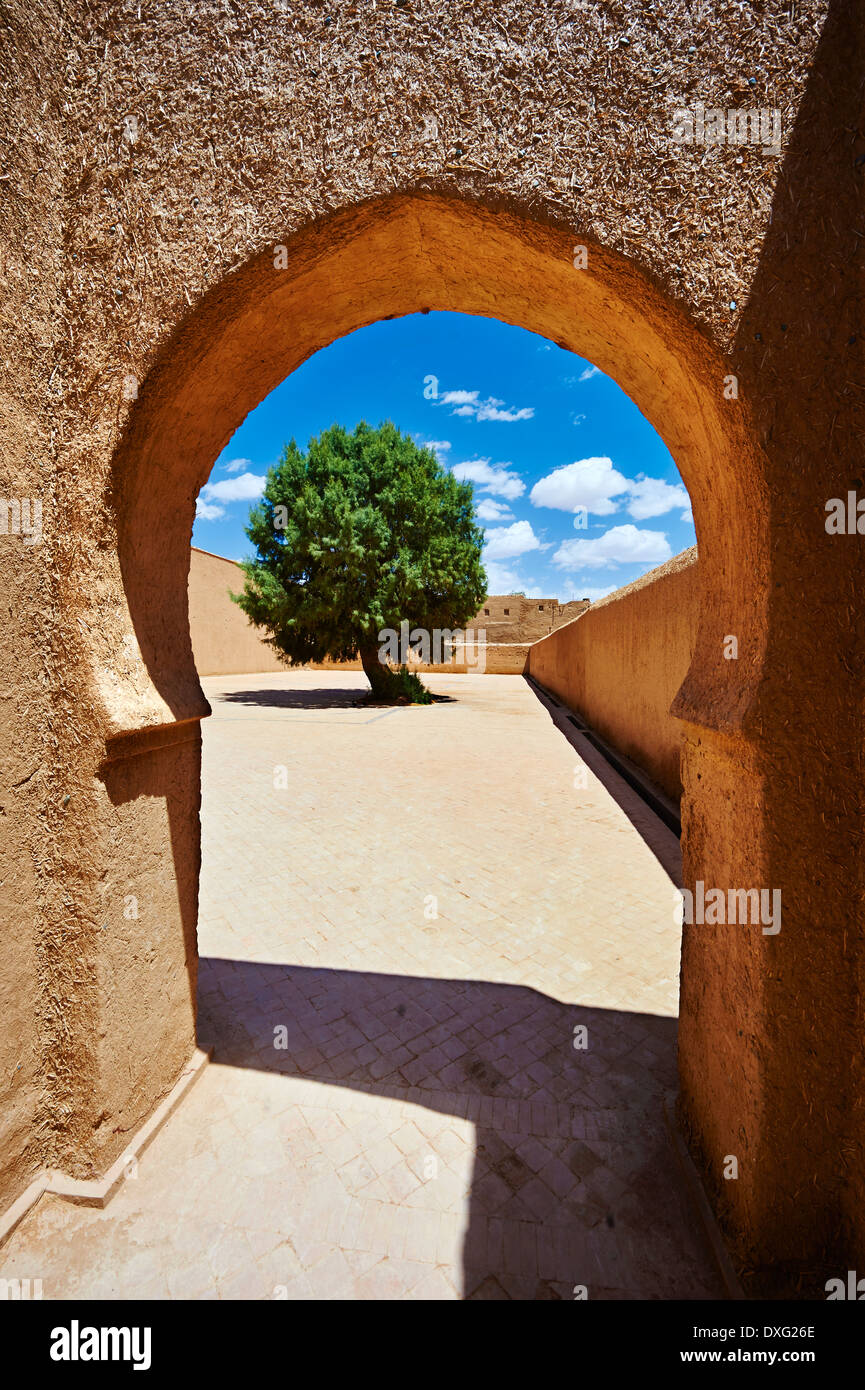Adobe Arabesque arch à la cour intérieure de la FIDA Ksar Alaouite construit par Moulay Ismaïl. Oasis de Tafilalet, Rissini, Maroc Banque D'Images