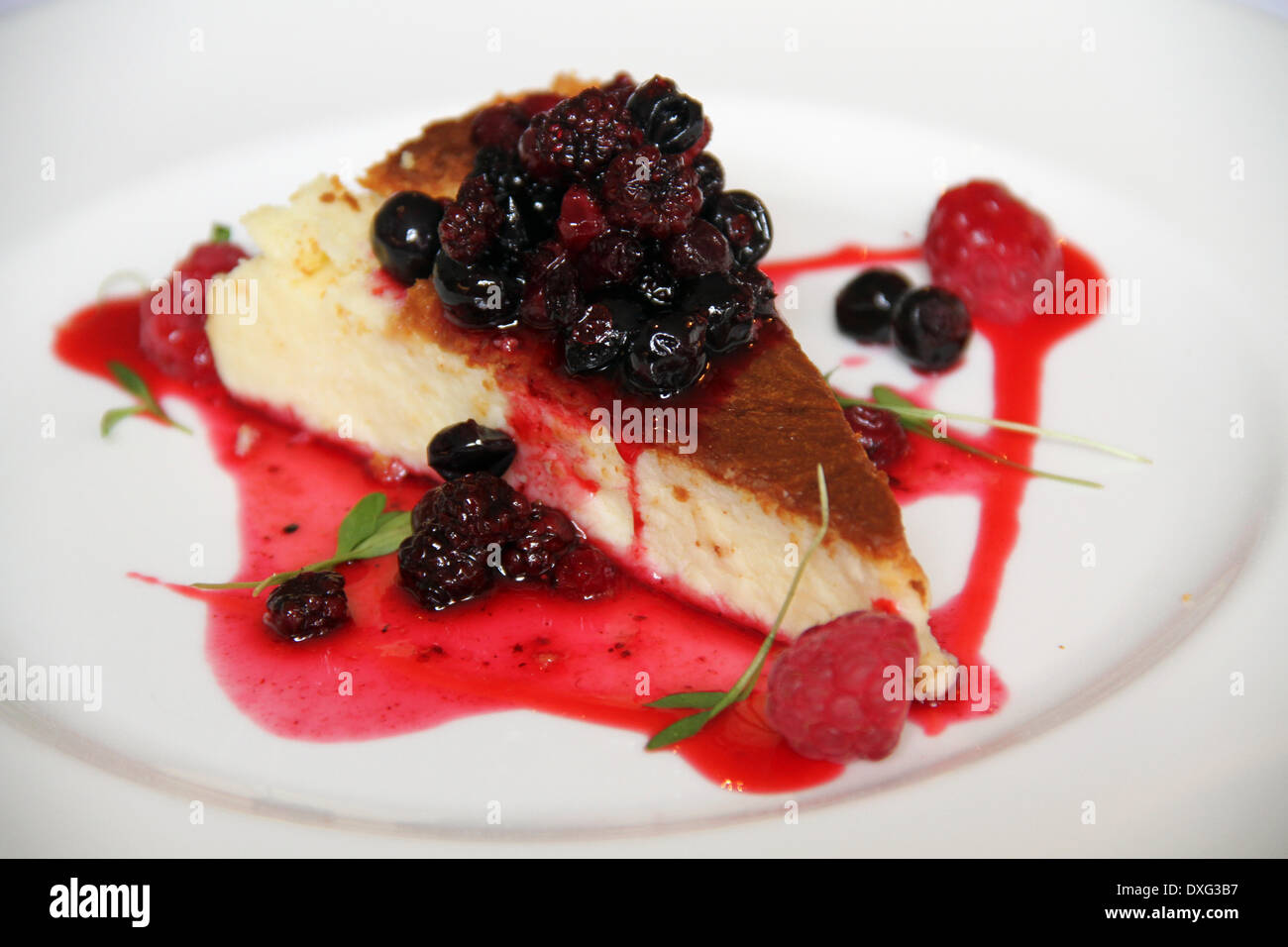 Cheesecake vanille aux fruits rouges et basilic Banque D'Images