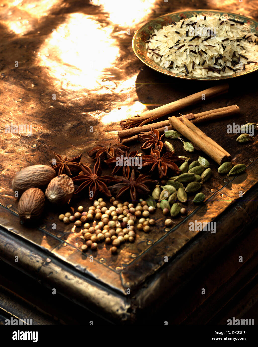 Sélection d'épices indiennes sur la poitrine en bois Banque D'Images