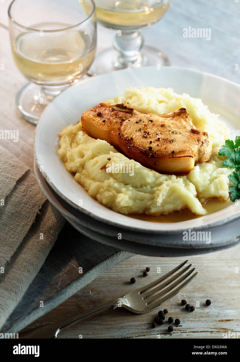 Côte de porc servi avec purée de pommes de terre Banque D'Images