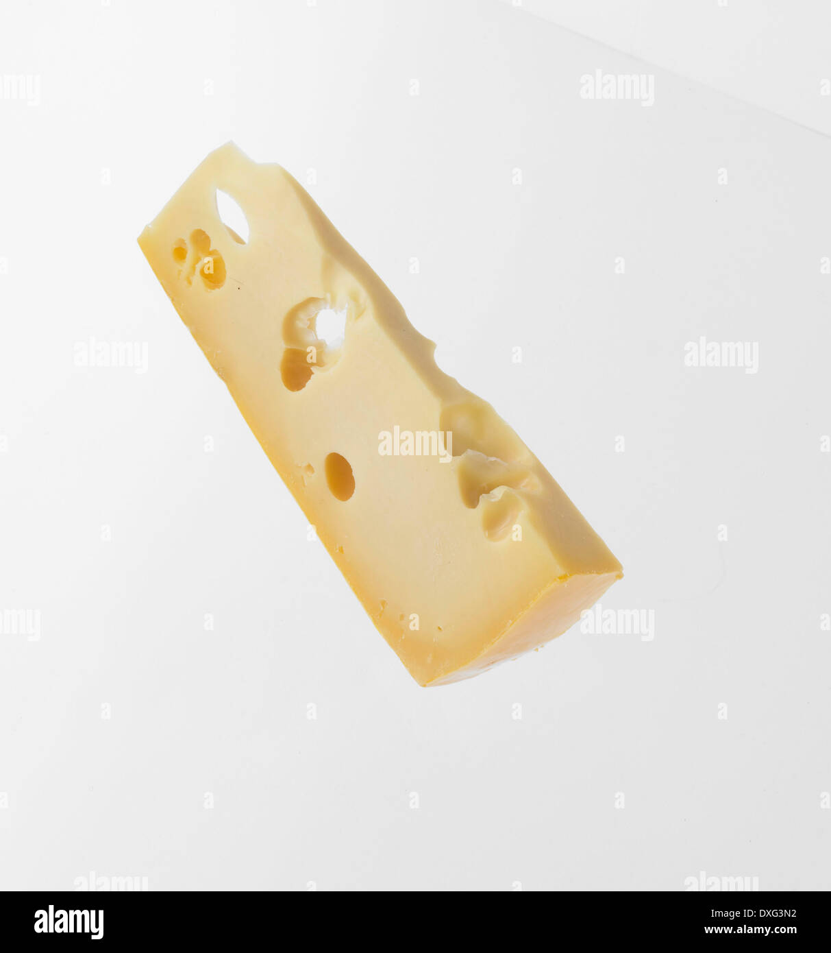 Tranche de fromage gruyère sur fond blanc Banque D'Images