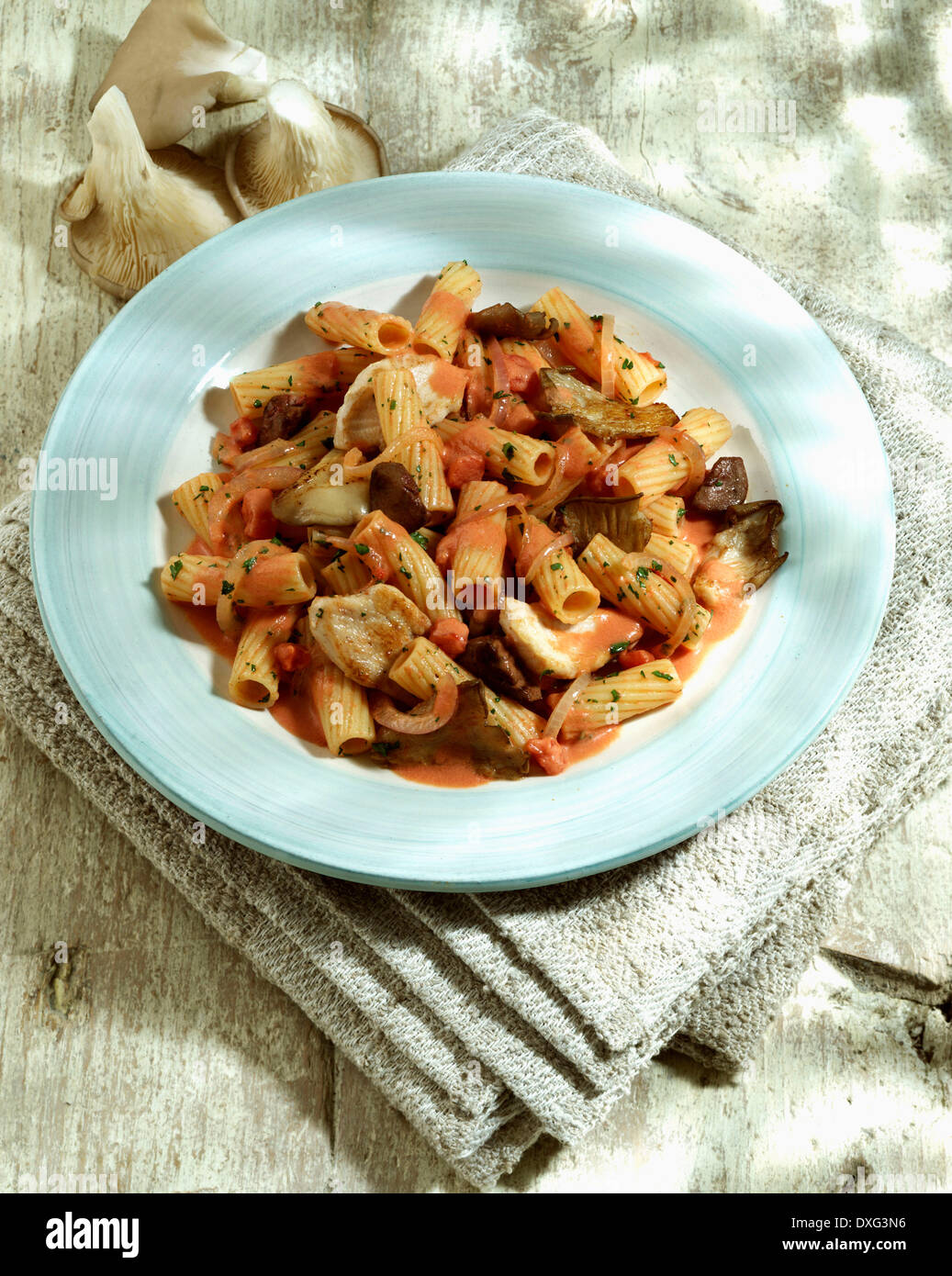 Assiette de Tortiglioni avec poulet et champignons Banque D'Images