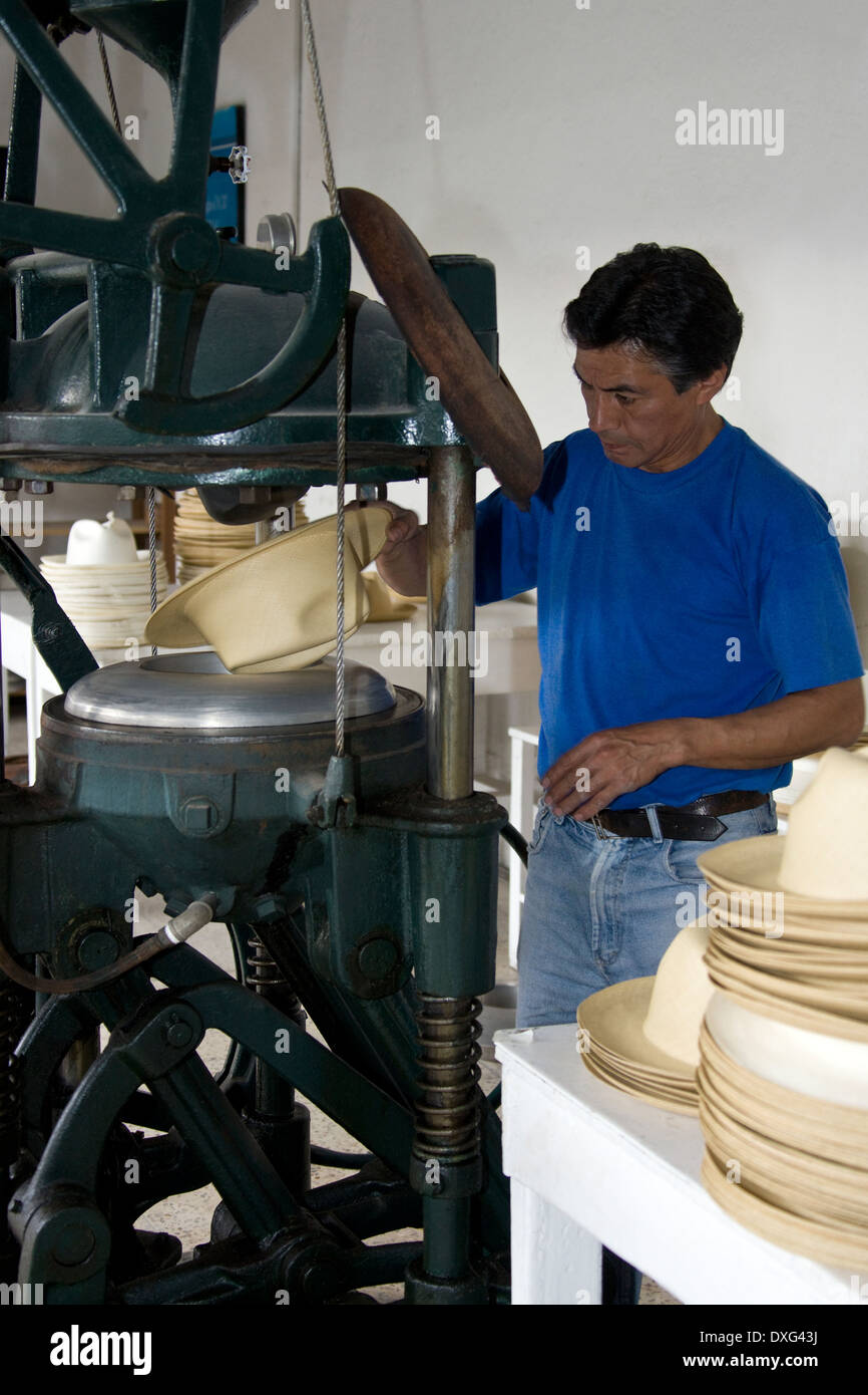 La production de chapeaux de Panama à Cuenca dans le sud de l'Équateur Banque D'Images