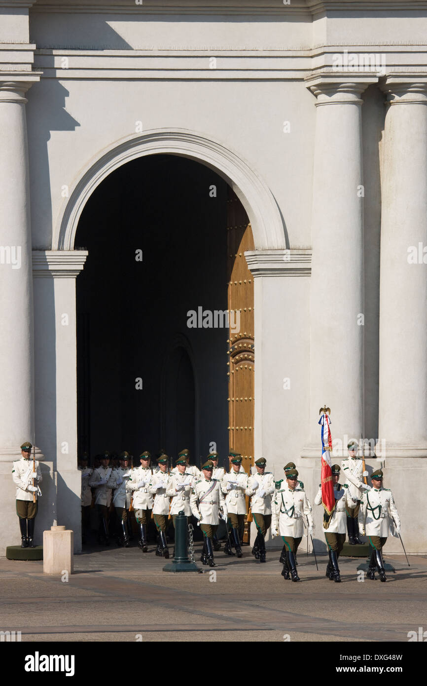 Les carabiniers du Chili relève de la garde au Palais présidentiel de la ville de Santiago au Chili Banque D'Images